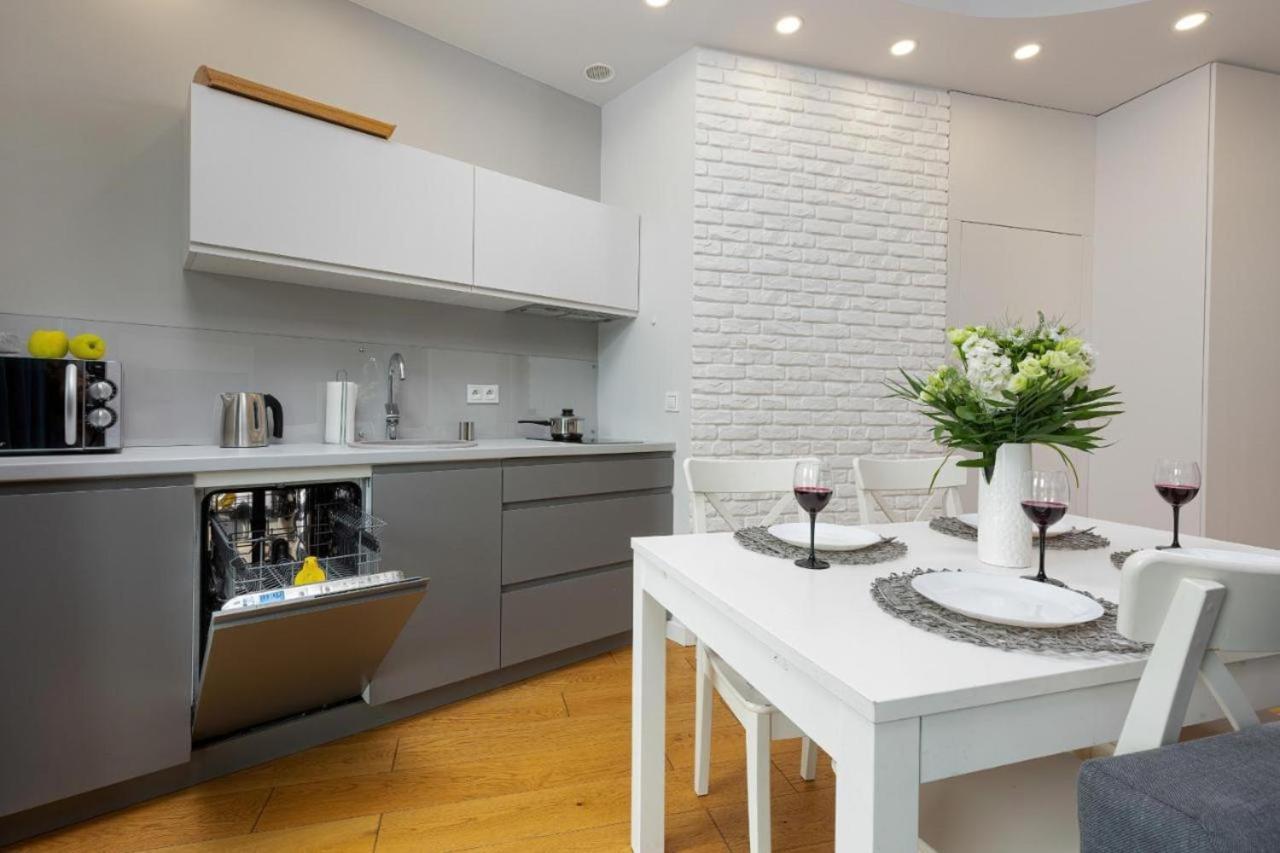 Modern Apartment Near Hilton Warsaw Exterior photo